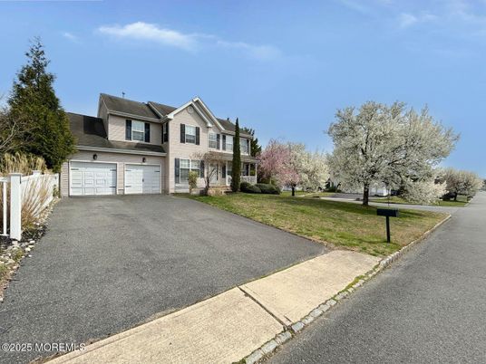 Attached, Exterior, Facade, Farmhouse