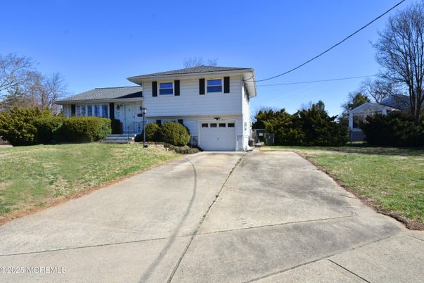 Attached, Exterior, Facade, Split Level