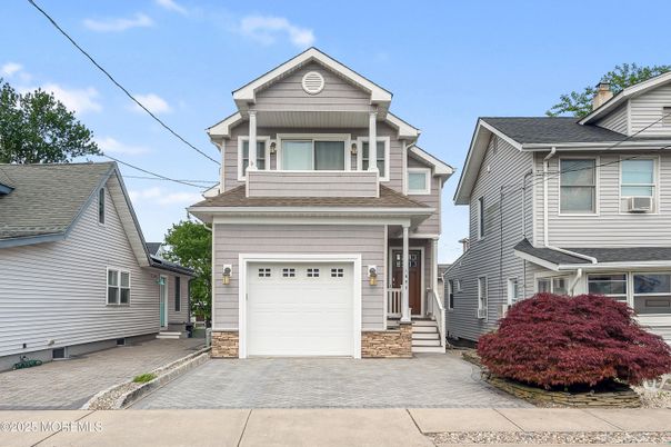 Attached, Exterior, Facade, Queen Anne Victorian