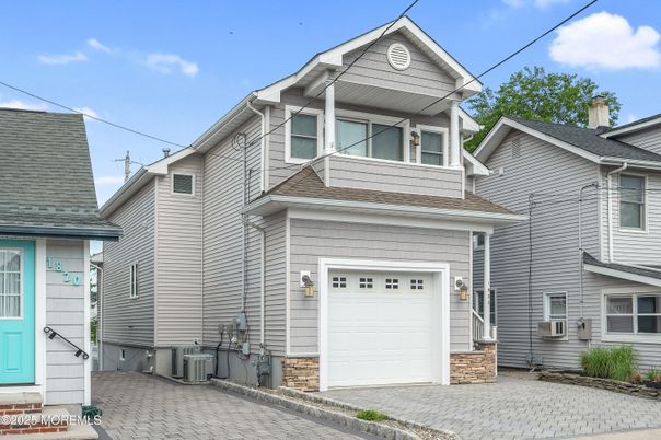 Attached, Exterior, Facade, Queen Anne Victorian