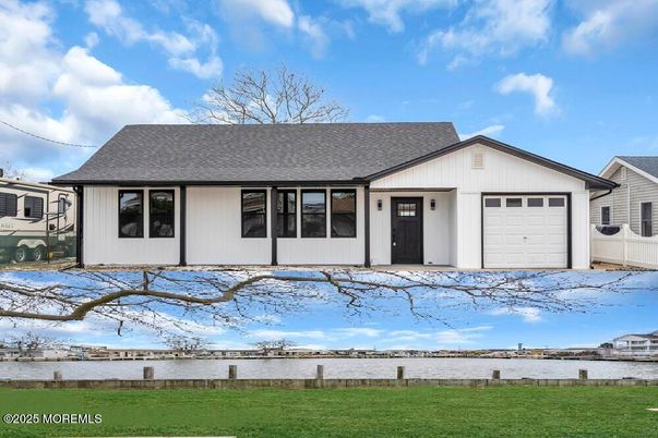 Attached, Exterior, Facade, Farmhouse