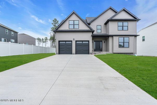 Attached, Exterior, Facade, Farmhouse
