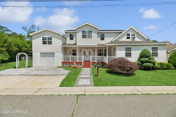 Attached, Exterior, Facade, Farmhouse