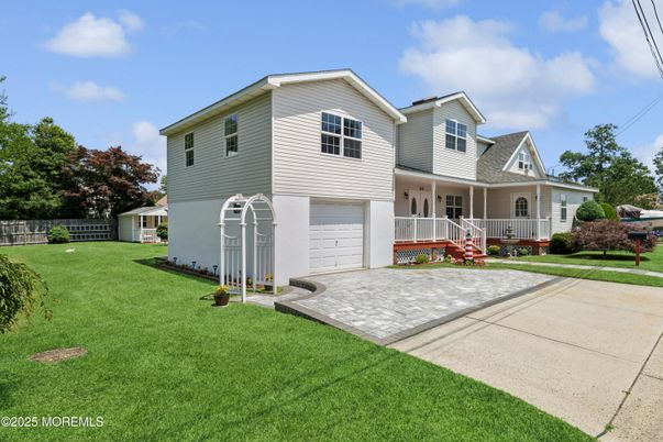 Attached, Exterior, Facade, Farmhouse