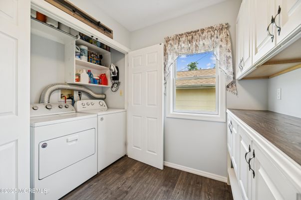 Interior, Utility Closets, Washer, Wood Texture Flooring