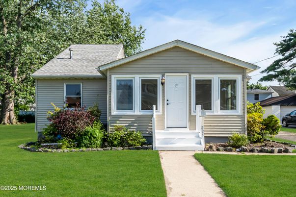 Exterior, Facade, Cape Cod