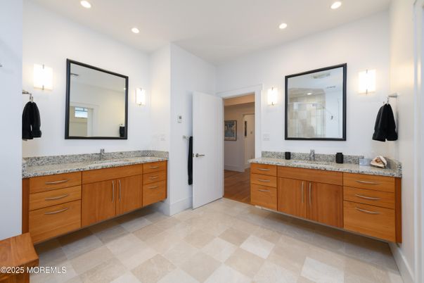 Bathroom, Dual Sink Vanities, Interior, Recessed Lighting