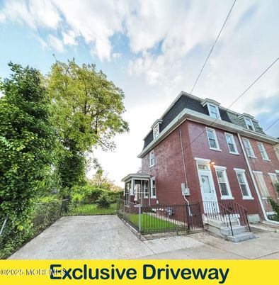 Exterior, Facade, Brick Facade, American Foursquare