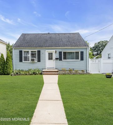Exterior, Facade, Cape Cod