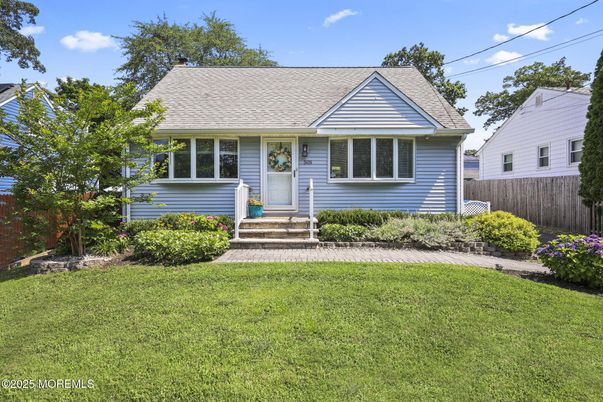 Exterior, Facade, Cape Cod