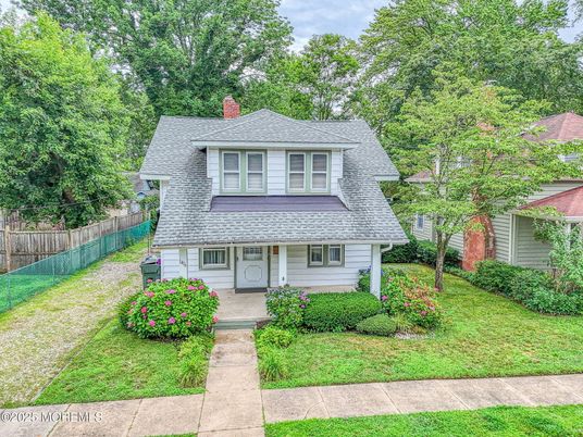 Exterior, Facade, American Foursquare
