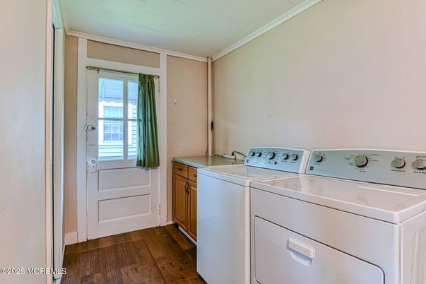 Interior, Washer, Wood Texture Flooring