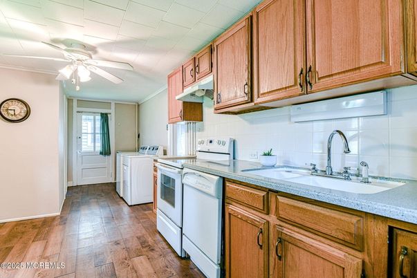 Interior, Kitchen, Washer, Wood Texture Flooring