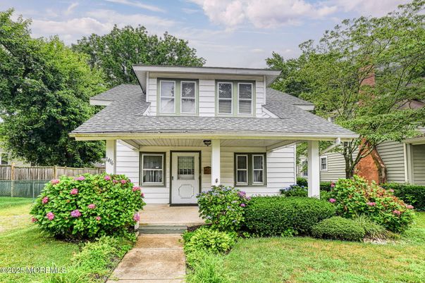 Exterior, Facade, American Foursquare