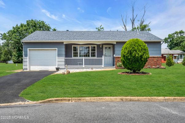 Attached, Exterior, Facade, Ranch