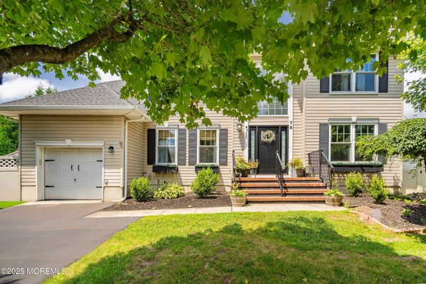 Attached, Exterior, Facade, Cape Cod