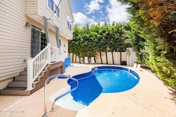Exterior, Pool