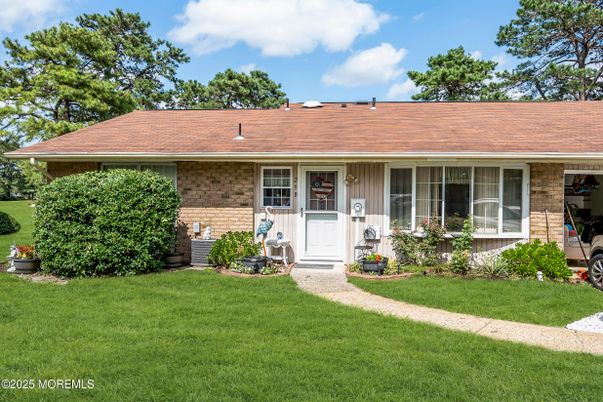 Exterior, Facade, Brick Facade, Ranch