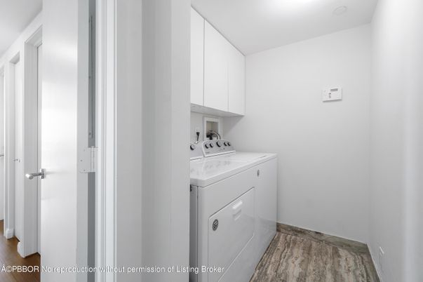 Interior, Recessed Lighting, Washer, Wood Texture Flooring