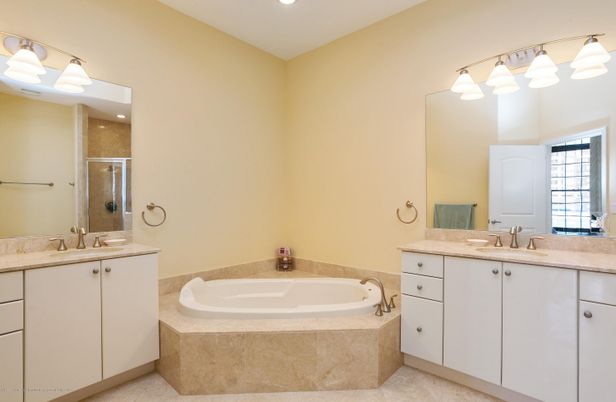 Bathroom, Dual Sink Vanities, Interior, Recessed Lighting
