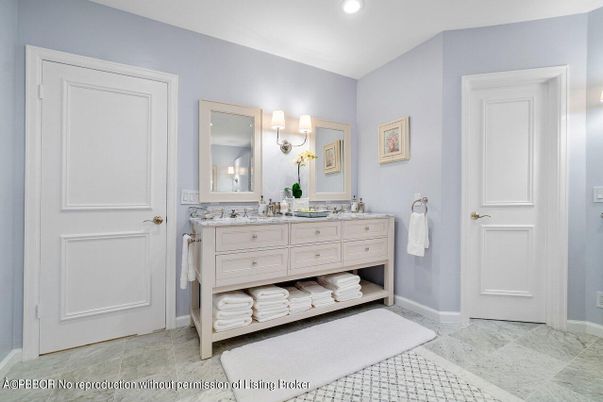 Bathroom, Dual Sink Vanities, Interior, Recessed Lighting