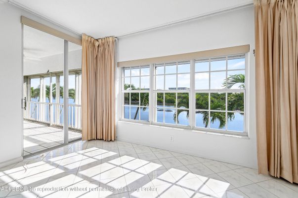 Empty room, Interior, Water