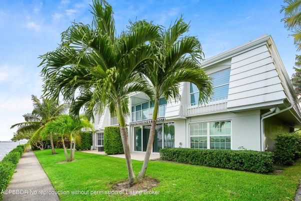 Backyard, Exterior, Facade, Modern