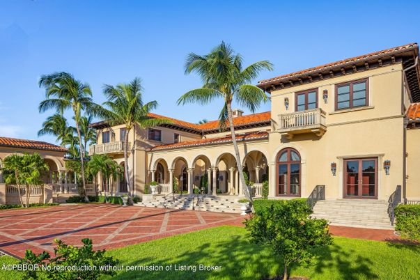 Exterior, Facade, Mediterranean