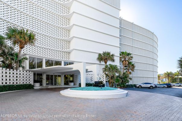 Exterior, Facade, Highrise