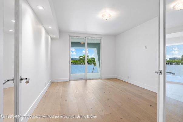 Empty room, Interior, Recessed Lighting, Water, Wood Texture Flooring