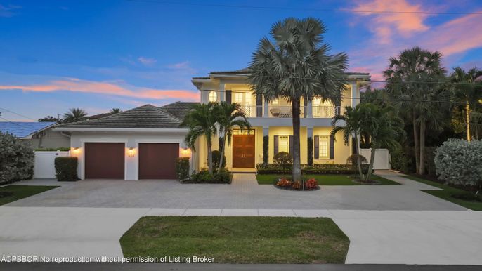 Attached, Exterior, Facade, Mediterranean