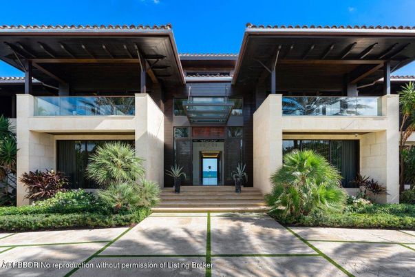 Exterior, Facade, Mediterranean