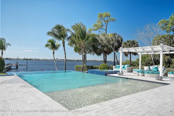 Exterior, Lake