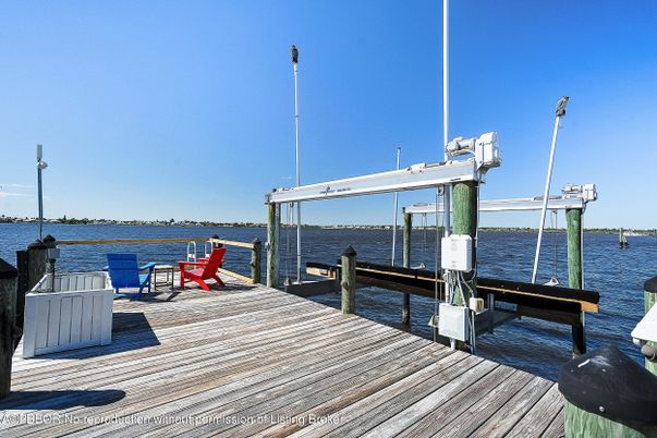 Exterior, Lake
