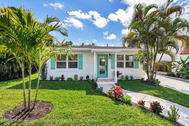 Backyard, Exterior, Facade, Ranch