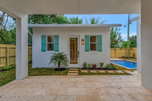 Exterior, Pool