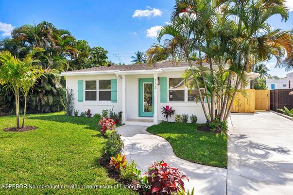 Backyard, Exterior, Facade, Ranch