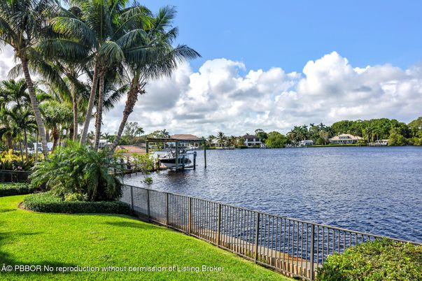 Exterior, Lake