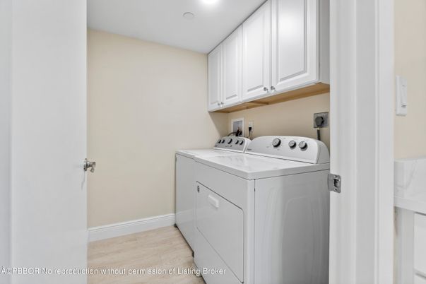 Interior, Recessed Lighting, Washer, Wood Texture Flooring