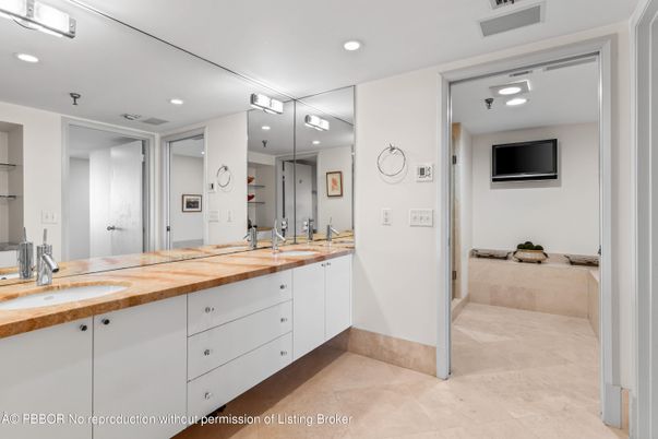 Bathroom, Dual Sink Vanities, Interior, Recessed Lighting