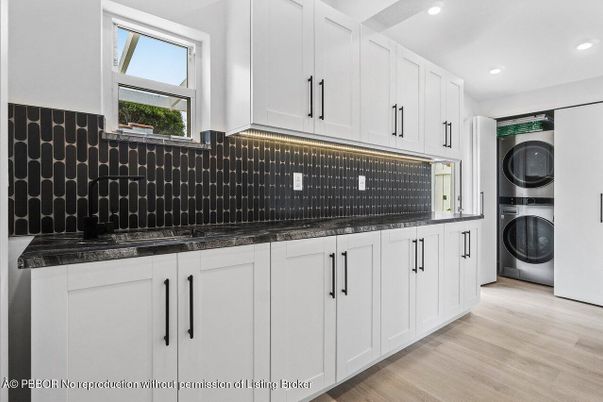 Interior, Recessed Lighting, Washer, Wood Texture Flooring