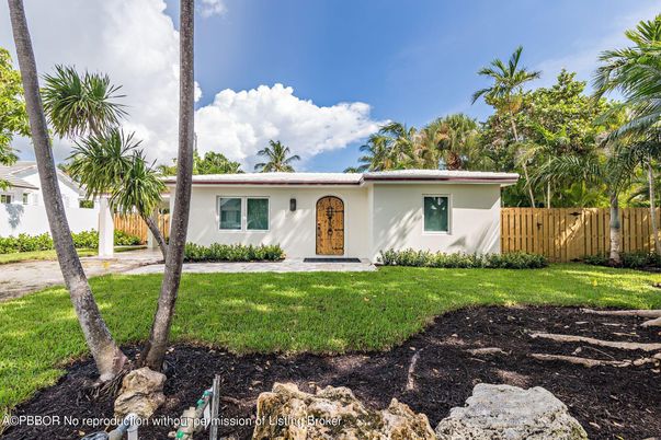Backyard, Exterior, Facade, Ranch