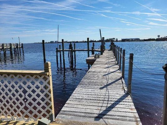 Exterior, Lake