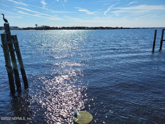 Exterior, Lake