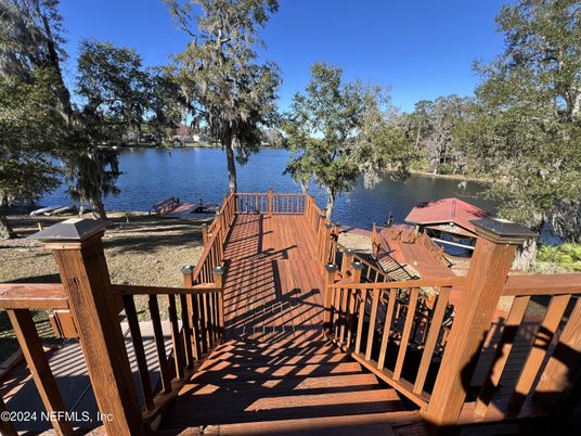 Exterior, Lake