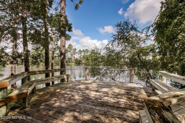 Exterior, Lake