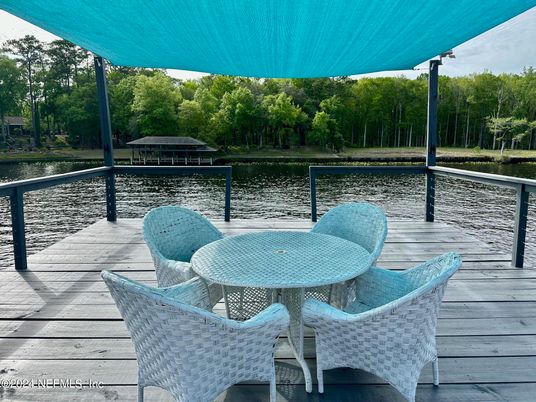 Exterior, Lake