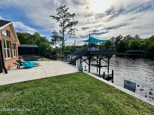 Exterior, Lake
