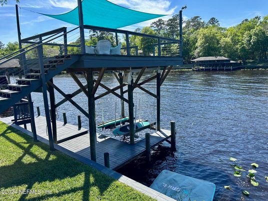 Exterior, Lake