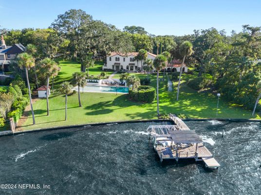 Exterior, Lake